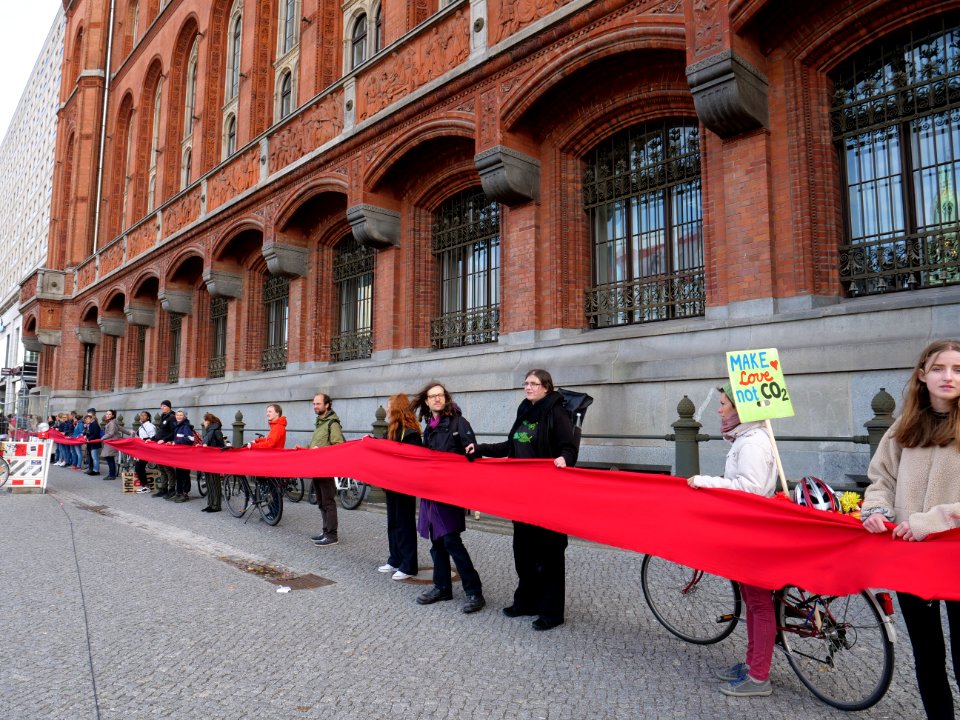FridaysForFuture protest Berlin 11-10-2019 human chain at Rotes Rathaus 19