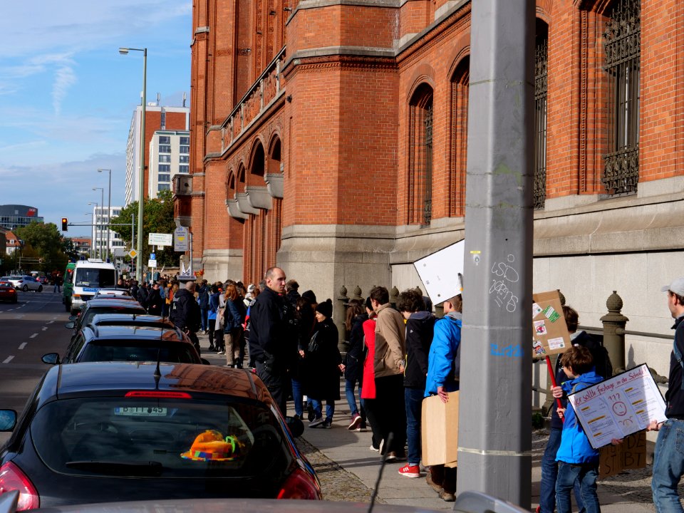 FridaysForFuture protest Berlin 11-10-2019 human chain at Rotes Rathaus 12