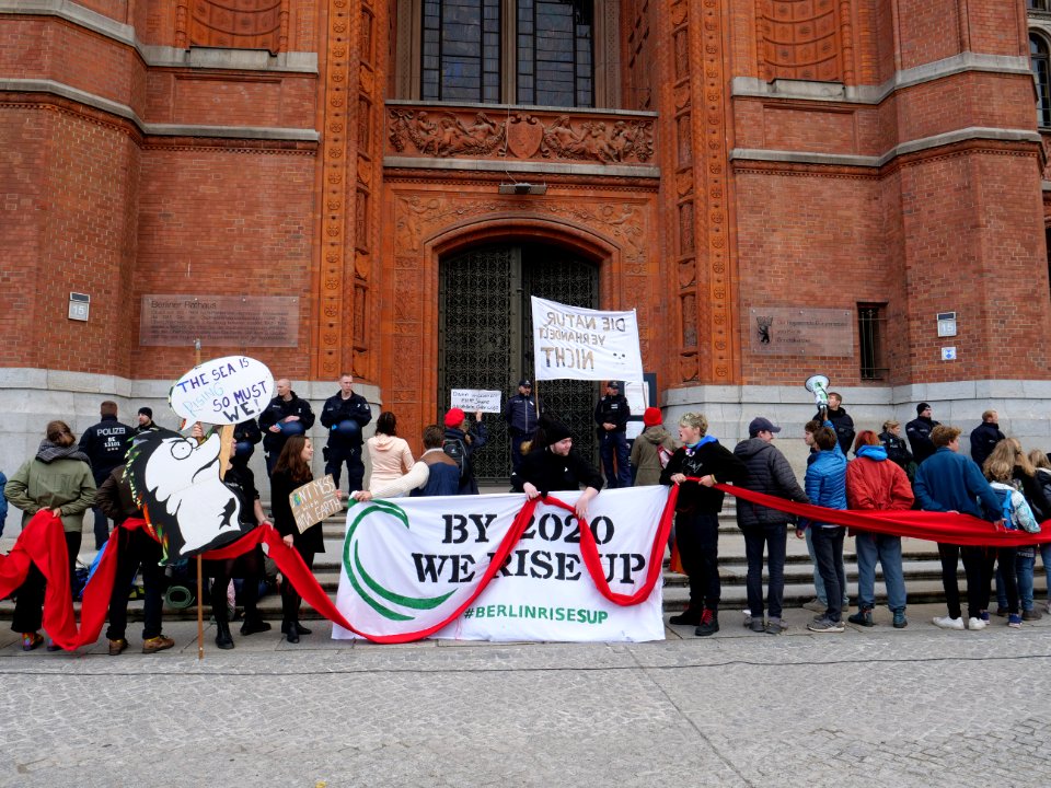FridaysForFuture protest Berlin 11-10-2019 human chain at Rotes Rathaus 38
