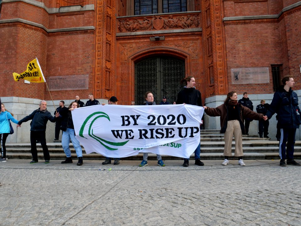 FridaysForFuture protest Berlin 11-10-2019 human chain at Rotes Rathaus 17