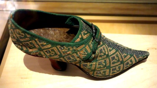 French baroque shoe, early 18th century - Bata Shoe Museum - DSC00112