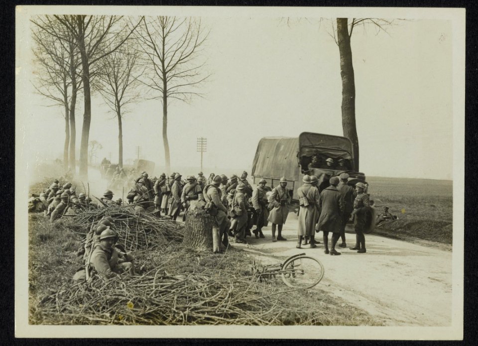 French and British moving up on a road, Bestanddeelnr 158-1088
