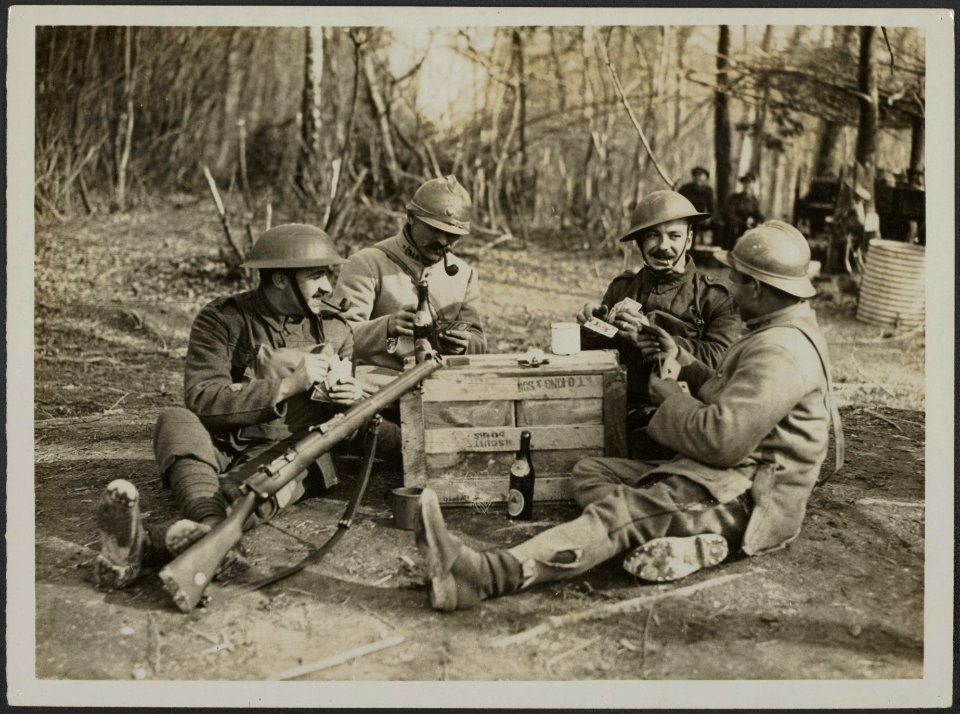 French and British Troops enjoy a card game during a rest from the fight, Bestanddeelnr 158-1983