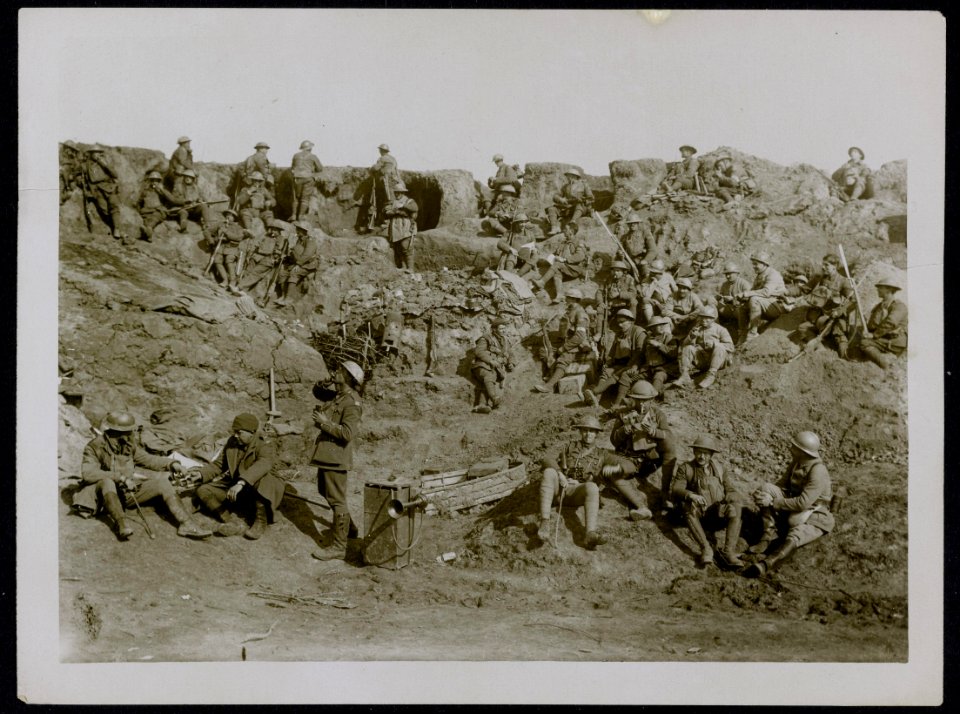French and British soldiers resting, Bestanddeelnr 158-0815