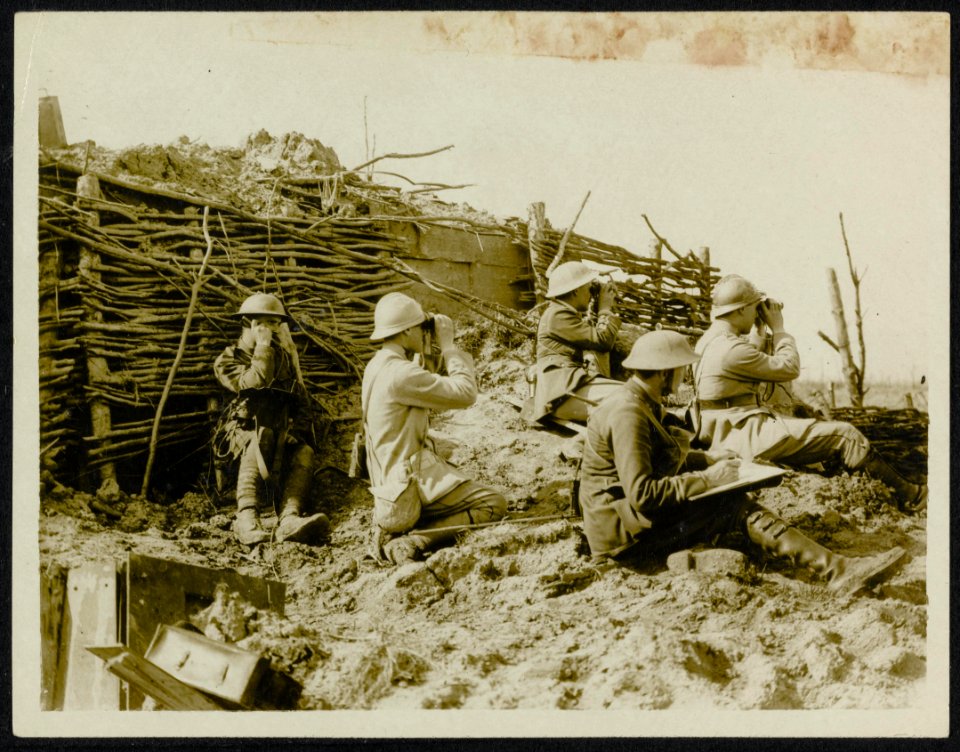 French and British artillery observers watching and directing the fire of batter, Bestanddeelnr 158-1422