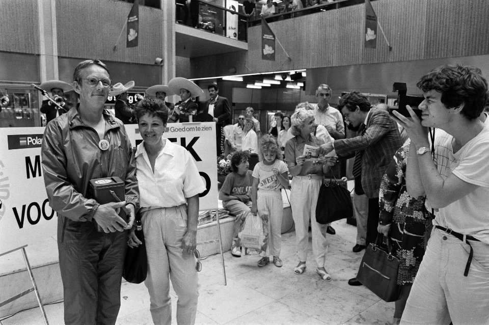 Freek de Jonge liet zich fotograferen voor f. 10,-- in Utrecht om daklozen in Me, Bestanddeelnr 933-6870