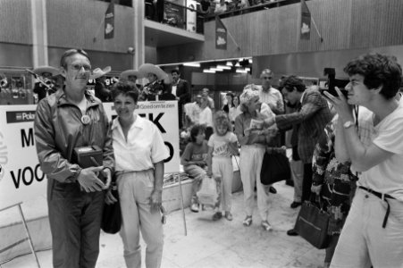 Freek de Jonge liet zich fotograferen voor f. 10,-- in Utrecht om daklozen in Me, Bestanddeelnr 933-6870