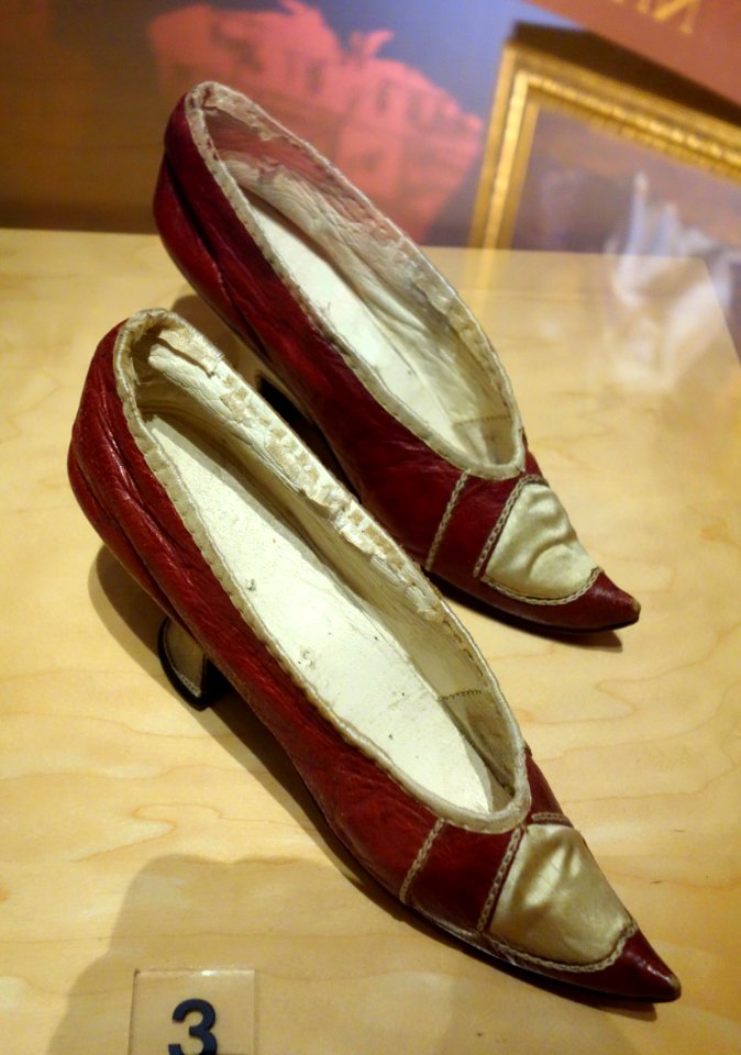 French baroque shoes in the Chinese style, 1780s, red leather - Bata Shoe Museum - DSC00121