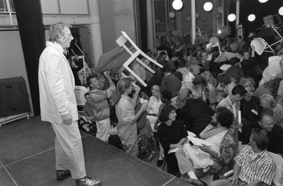 Freek de Jonge geeft voorstelling in Muiderpoorttheater waar publiek zelf stoele, Bestanddeelnr 934-0860
