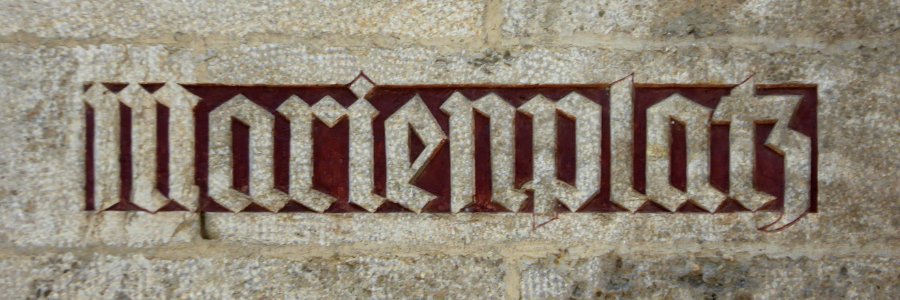 Freising, Rathaus, Schrift Marienplatz, 1