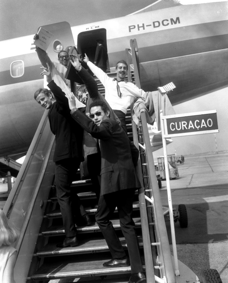 Free Jazz Inc. op Schiphol, op vliegtuigtrap, Bestanddeelnr 918-0807