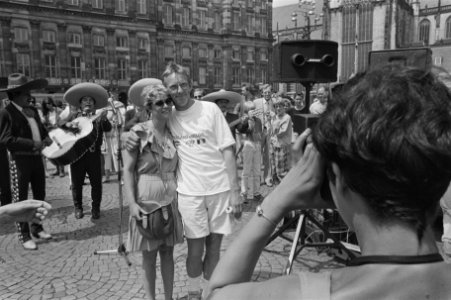 Freek de Jonge (l) overhandigt bij actie voor Mexico op Dam in Amsterdam cheque , Bestanddeelnr 933-6950