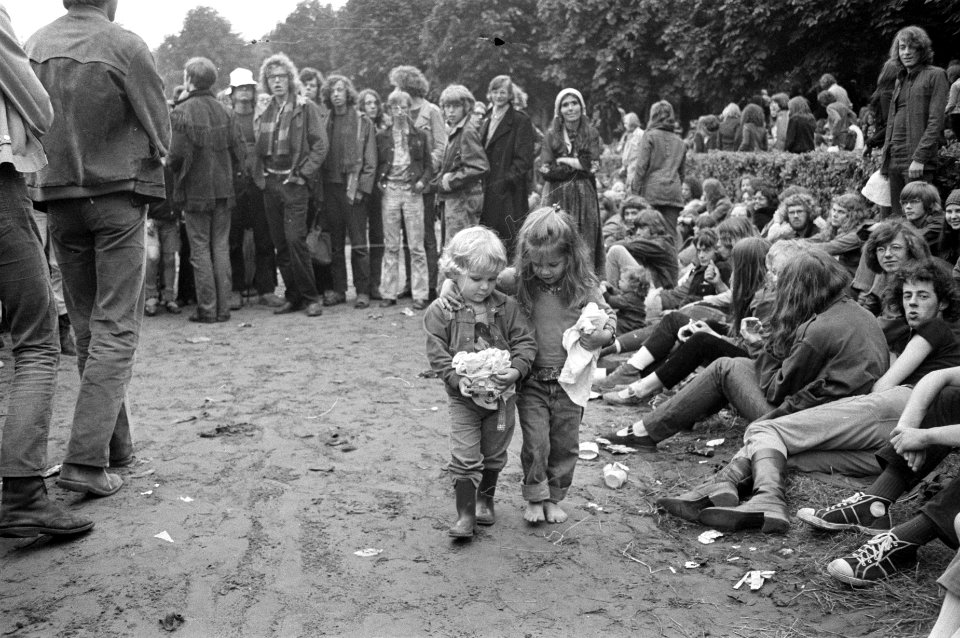 Free popconcert in Amsterdams Bos , twee kinderen tussen publiek, Bestanddeelnr 924-6821