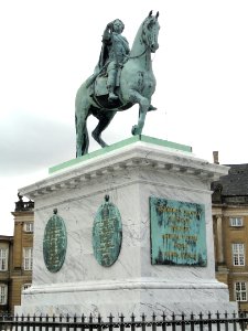 Frederik V statue in Amalienborg Palace - DSC07133