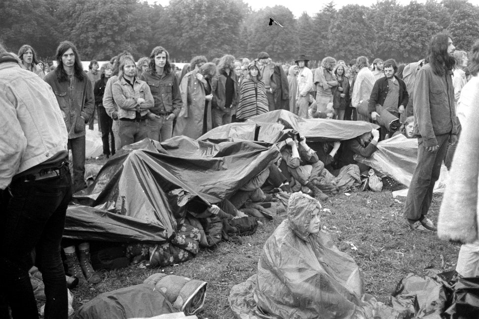 Free popconcert in Amsterdams Bos , publiek onder regenkleding en plastic, Bestanddeelnr 924-6820