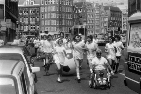 Freek de Jonge (l) overhandigt bij actie voor Mexico op Dam in Amsterdam cheque , Bestanddeelnr 933-6948