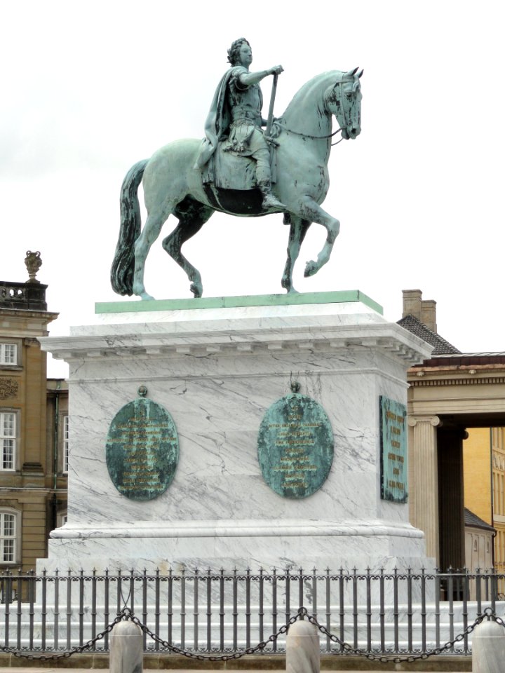 Frederik V statue in Amalienborg Palace - DSC07145