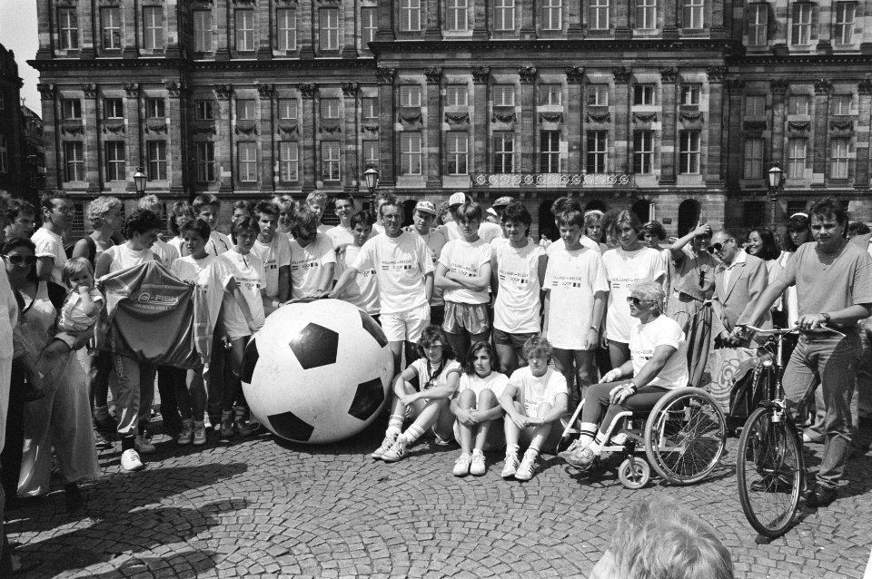 Freek de Jonge (l) overhandigt bij actie voor Mexico op Dam in Amsterdam cheque , Bestanddeelnr 933-6949