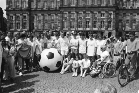 Freek de Jonge (l) overhandigt bij actie voor Mexico op Dam in Amsterdam cheque , Bestanddeelnr 933-6949