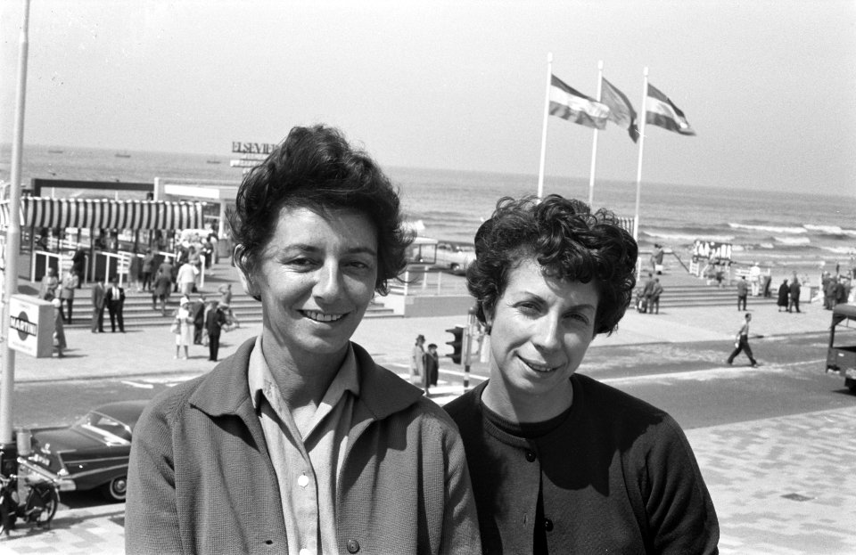 Franse chansonkunstenaars in Scheveningen Simone Bartel rechts en Katherina Ren, Bestanddeelnr 912-6635