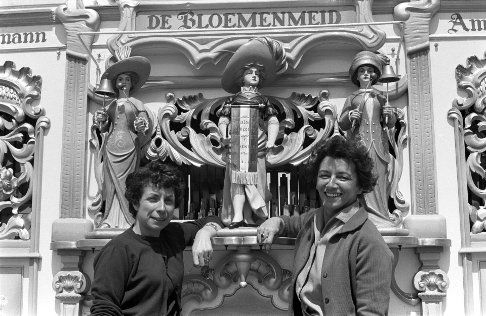 Franse chansonkunstenaars in Scheveningen. Bij het draaiorgel de Bloemenmeid, Bestanddeelnr 912-6636