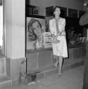 Franse actrice Capucine brengt bezoek aan Keukenhof, Bestanddeelnr 913-8166