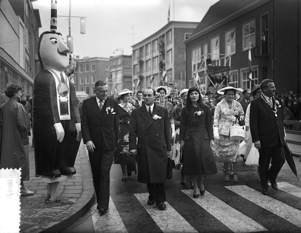 Franse chansonniere Juliette Greco te Arnhem i.v.m. evenement Eutopia. Wandelin…, Bestanddeelnr 907-1846