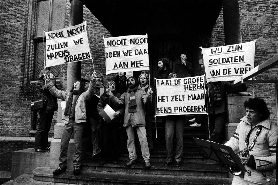 Franse dienstweigeraars en Nederlandse sympathisanten demonstreren op Binnenhof , Bestanddeelnr 930-6544