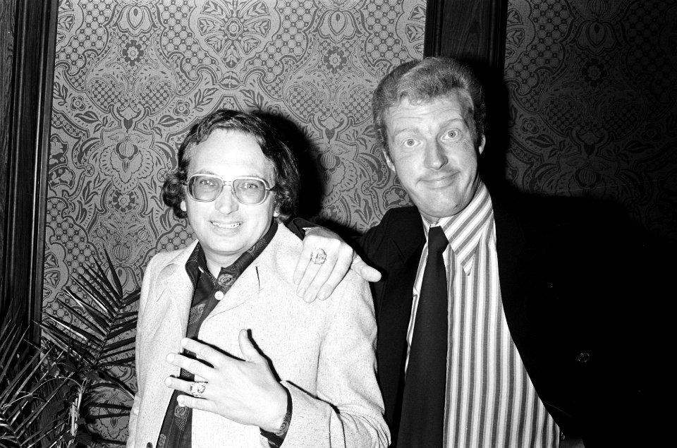 Frans van Dusschoten (links) en André van Duin met de ring, Bestanddeelnr 927-9460