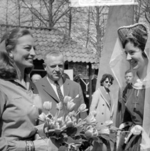Franse actrice Capucine brengt bezoek aan Keukenhof, Bestanddeelnr 913-8160