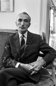 Franse ambassadeur na gijzeling weer thuis Graaf Jacques Senard in zijn woning , Bestanddeelnr 927-4591