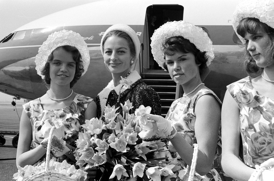 Franse filmster Capucine (2e van links). Aankomst Schiphol, Bestanddeelnr 913-8109
