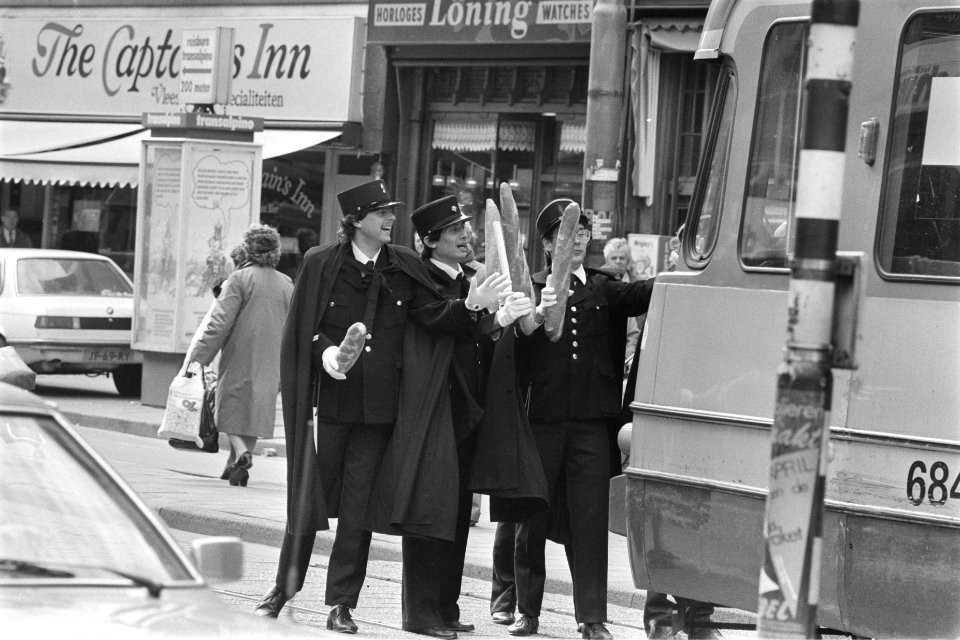 Franse gendarmes op Damrak in Amsterdam i.v.m. opening van Franse bakker, Bestanddeelnr 932-9298