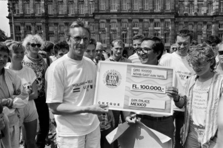 Freek de Jonge (l) overhandigt bij actie voor Mexico op Dam in Amsterdam cheque , Bestanddeelnr 933-6947