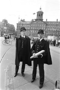 Franse gendarmes op Damrak in Amsterdam i.v.m. opening van Franse bakker, Bestanddeelnr 932-9299