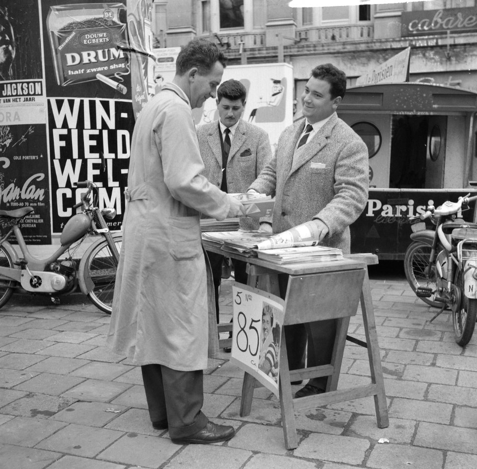Franse jongens proberen op het Leidseplein geld te verdienen, Bestanddeelnr 912-3482