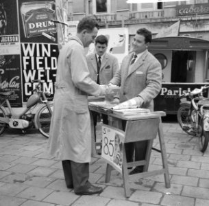 Franse jongens proberen op het Leidseplein geld te verdienen, Bestanddeelnr 912-3482