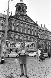 Frans Koster demonstreert voor cabaretprogramma op Dam, Amsterdam, Bestanddeelnr 923-9604