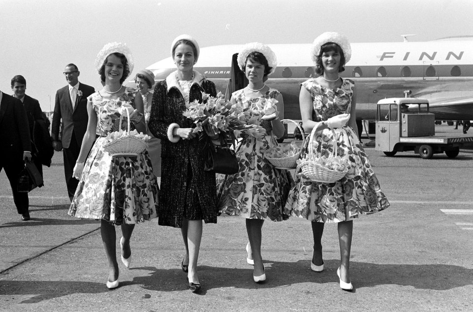 Franse filmster Capucine (2e van links). Aankomst Schiphol, Bestanddeelnr 913-8110
