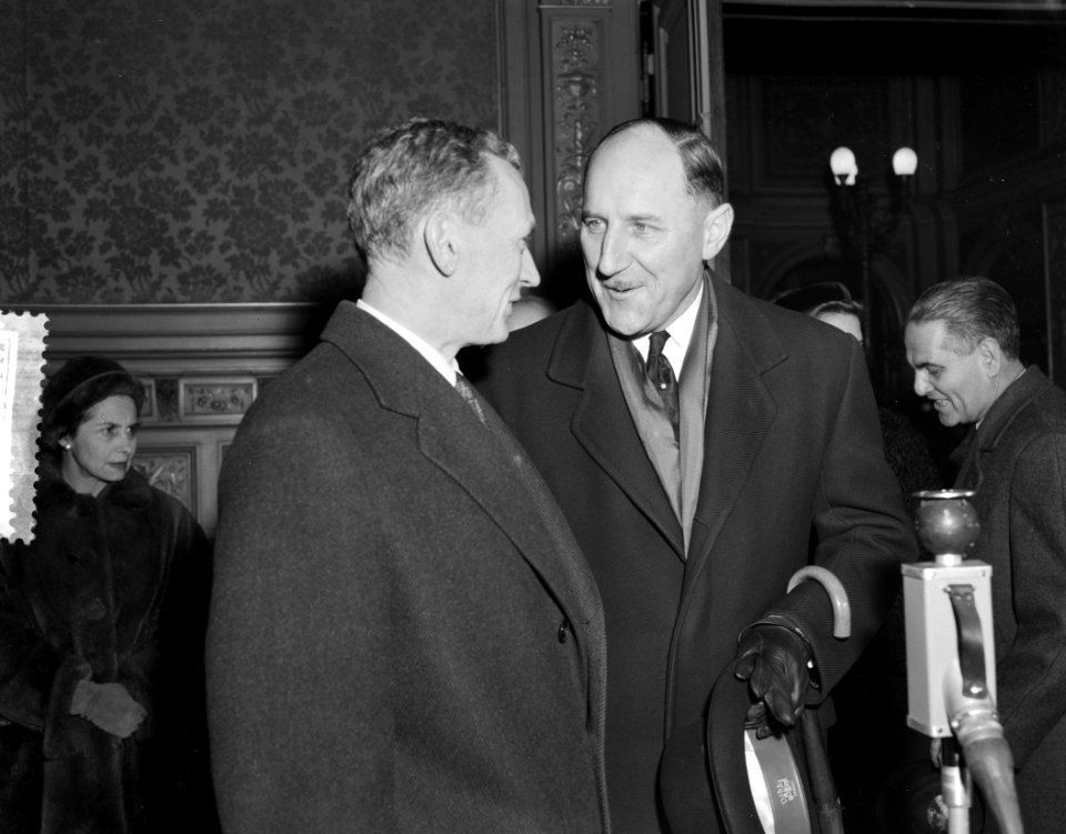 Franse Minister van Buitenlandse Zaken Couve de Murvil in Den Haag met Minister , Bestanddeelnr 910-8595