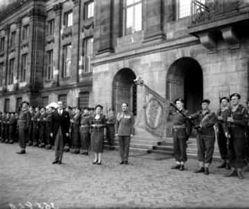 Franse gezant De la Riviere op afscheidsbezoek bij koningin Wilhelmina voor het , Bestanddeelnr 934-5282