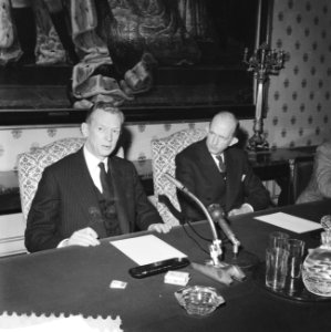 Franse Minister van Buitenlandse Zaken houdt persconferentie, links Minister cou, Bestanddeelnr 910-8618
