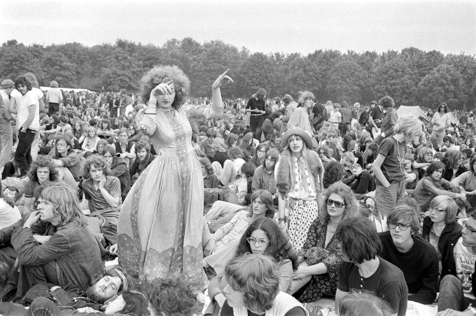 Free popconcert in Amsterdams Bos , publiek, meisje danst, Bestanddeelnr 924-6819