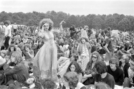 Free popconcert in Amsterdams Bos , publiek, meisje danst, Bestanddeelnr 924-6819