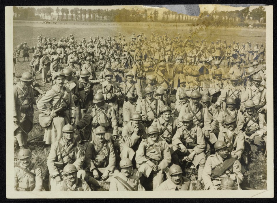 Franse militaire eenheid rust langs de kant van de weg., Bestanddeelnr 158-1344
