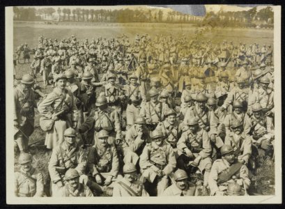 Franse militaire eenheid rust langs de kant van de weg., Bestanddeelnr 158-1344