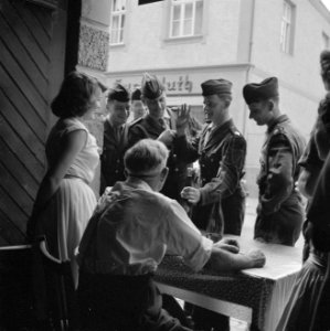 Franse militairen bij de ingang van een wijnbedrijf, Bestanddeelnr 254-3896