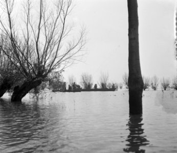 Franse pontonniers die zich in hun boten naar de geisoleerde gebieden van Tholen, Bestanddeelnr 905-5205
