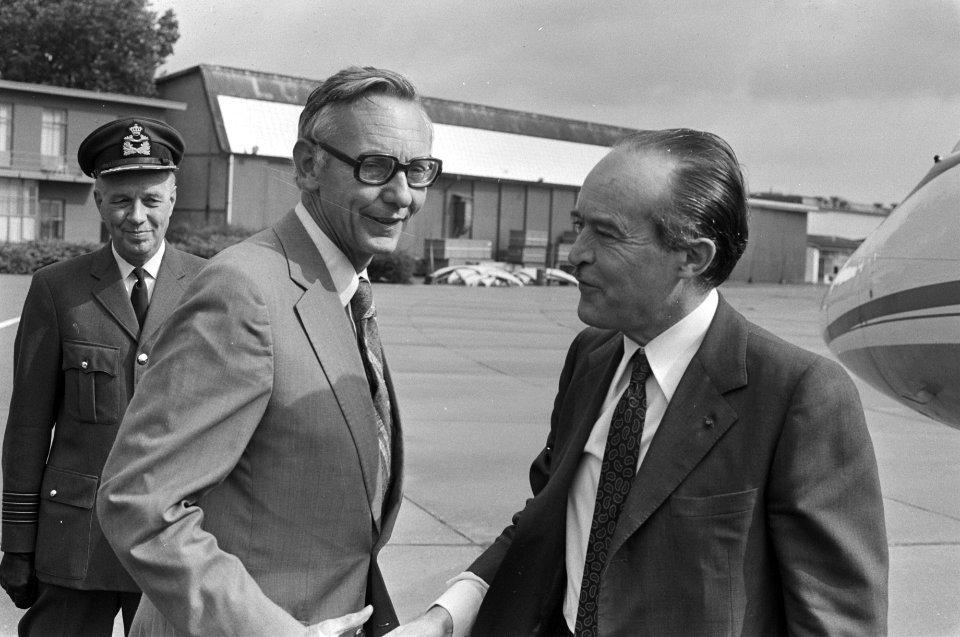 Franse minister van BZ Jean Sauvagnargues op Ypenburg ontvangen door Van der Sto, Bestanddeelnr 927-3276