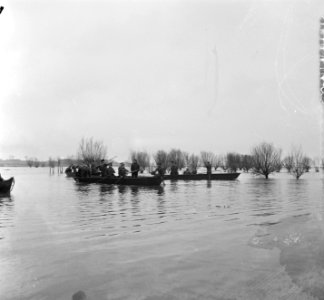 Franse pontonniers die zich in hun boten naar de geisoleerde gebieden van Tholen, Bestanddeelnr 905-5204